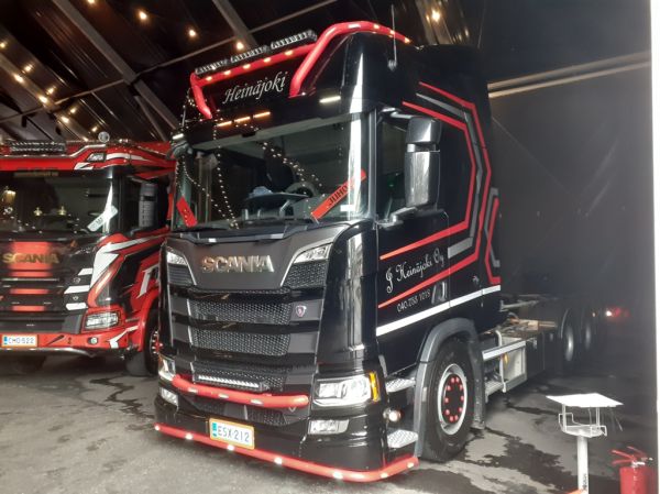 J Heinäjoen Scania
J Heinäjoki Oy:n Scania koukkulava-auto.
Avainsanat: Heinäjoki Scania Jari Juho Himos22