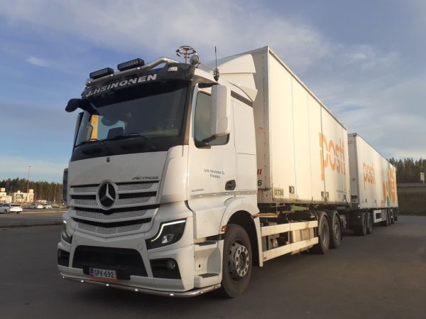 J Heinosen MB 2553 Actros
Postin ajossa oleva J Heinonen Oy:n MB 2553 Actros täysperävaunuyhdistelmä.
Avainsanat: Posti Heinonen MB 2553 Actros ABC Hirvaskangas