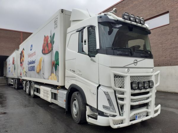 J Huopanan Volvo FM460
Valion ajossa oleva J Huopana Oy:n Volvo FM460 täysperävaunuyhdistelmä.
Avainsanat: Valio Huopana Volvo FM460 ABC Hirvaskangas Valiojogurtti