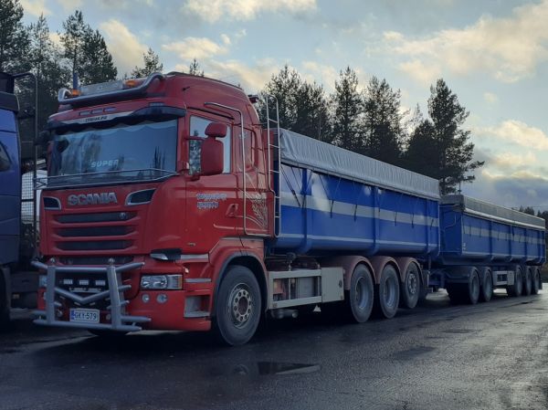 J Ijäksen Scania 
J Ijäs Ky:n Scania täysperävaunuyhdistelmä.
Avainsanat: Ijäs Scania Shell Hirvaskangas