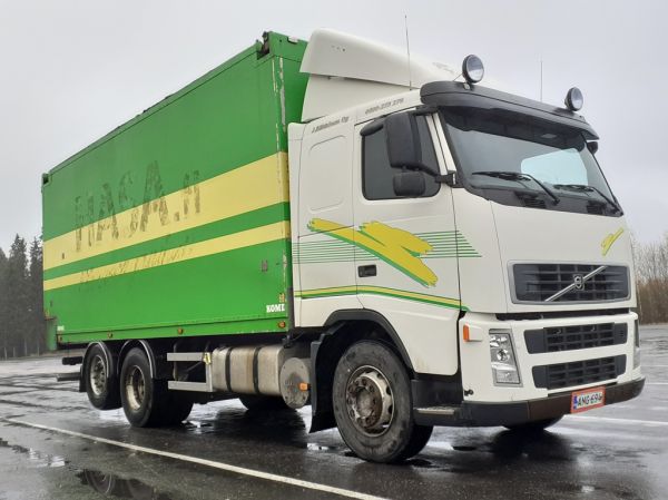 J Kähkösen Volvo FH
J Kähkönen Oy:n Volvo FH hakeauto.
Avainsanat: Kähkönen Hasa Volvo FH ABC Hirvaskangas