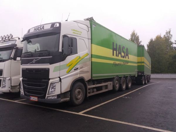 J Kähkösen Volvo FH540
J Kähkönen Oy:n Volvo FH540 hakeyhdistelmä.
Avainsanat: Hasa Kähkönen Volvo FH540 Neste