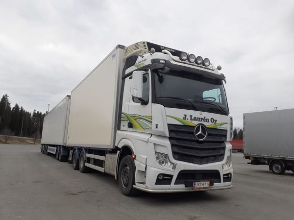 J Laurenin MB 2553 Actros
J Lauren Oy:n MB 2553 Actros täysperävaunuyhdistelmä.
Avainsanat: Lauren MB 2553 Actros ABC Hirvaskangas 1