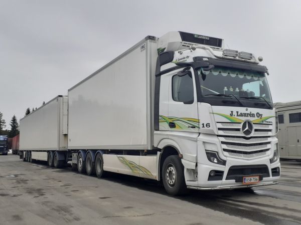J Laurenin MB 3558 Actros L
J Lauren Oy:n MB 3558 Actros L täysperävaunuyhdistelmä.
Avainsanat: Lauren MB 3558 ActrosL ABC Hirvaskangas 16