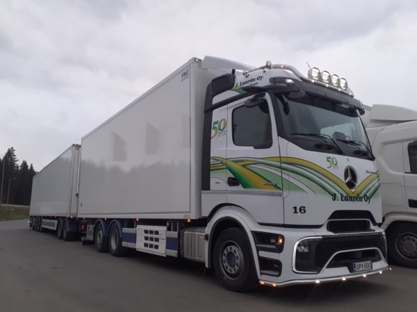 J Laurenin MB 2653 Actros L
J Lauren Oy:n MB 2653 Actros L täysperävaunuyhdistelmä.
Avainsanat: Lauren MB 2653 ActrosL ABC Hirvaskangas 16