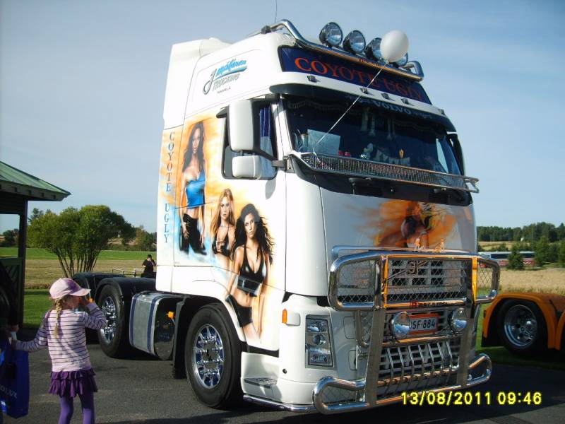 J Mäkinen Truckingin Volvo FH
J Mäkinen Truckingin Volvo FH "Coyote Ugly" rekkaveturi.
Avainsanat: Mäkinen Volvo FH Coyote Ugly Alahärmä11