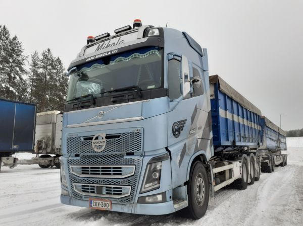 J Mikolan Volvo FH16
J Mikolan Volvo FH16 täysperävaunuyhdistelmä.
Avainsanat: Mikola Volvo FH16 Shell Hirvaskangas