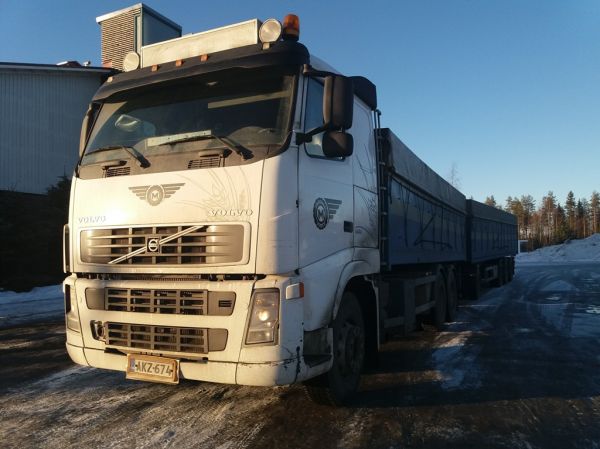 J Mikolan Volvo FH1
J Mikolan Volvo FH500 täysperävaunuyhdistelmä.
Avainsanat: Mikola Volvo FH12 ABC