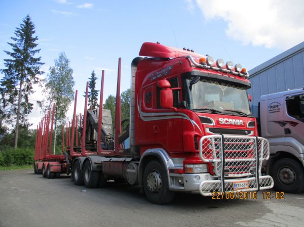 J Myllymäen Scania R560 
J Myllymäen Scania R560 puutavarayhdistelmä.
Avainsanat: Myllymäki Scania R560