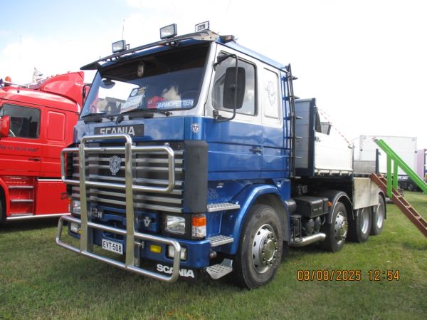 J Myyryn Scania 142
J Myyryn Scania 142H vaihtolava-auto.
Avainsanat: Myyry Scania 142H Alahärmä25 Jarmopetteri