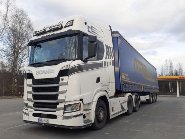 J Niemelän Scania S500
J Niemelän Scania S500 puoliperävaunuyhdistelmä.
Avainsanat: Niemelä Scania S500 Shell Hirvaskangas