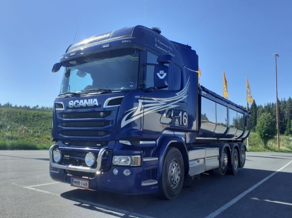 J Ojainmaan Scania R730
J Ojainmaa Oy:n asfalttilavalla varustettu Scania R730.
Avainsanat: Ojainmaa Scania R730 ABC Hirvaskangas 16