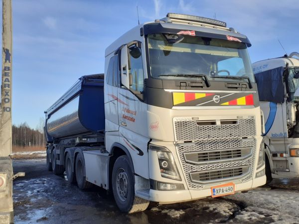 J Paloveden Volvo FH16
J Paloveden Volvo FH16 sorapuolikas.
Avainsanat: Palovesi Volvo FH16 Hirvaskangas