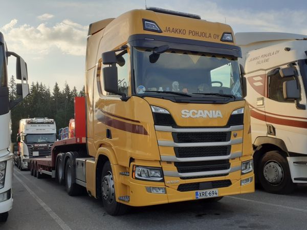 J Pohjolan Scania R500
J Pohjola Oy:n Scania R500 puoliperävaunuyhdistelmä.
Avainsanat: Pohjola Scania R500 ABC Hirvaskangas