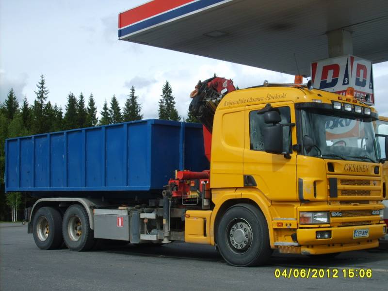 Kuljetusliike Oksasen Scania 124G 
Kuljetusliike Oksasen nosturilla varustettu Scania 124G koukkulava-auto.
Avainsanat: Oksanen Scania 124 ABC Hirvaskangas