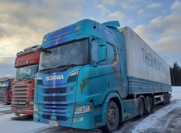 J Rosengårdin Scania R580
J Rosengårdin Scania R580 puoliperävaunuyhdistelmä
Avainsanat: Rosengård Scania R580 ABC Hirvaskangas Thermo-Transit