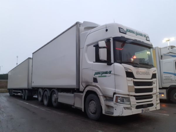 J Saaren Scania R500
J Saari Oy:n Scania R500 täysperävaunuyhdistelmä.
Avainsanat: Saari Scania R500 ST1 Hirvaskangas