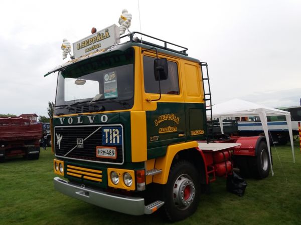 J Seppälän Volvo F1017
J Seppälän Volvo F1017 rekkaveturi.
Avainsanat: Seppälä Volvo F1017 Alahärmä17