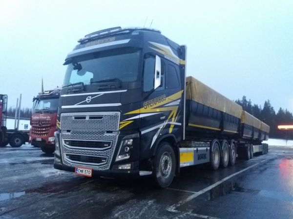 J Stenroosin Volvo FH16
J Stenroos Oy:n Volvo FH16 täysperävaunuyhdistelmä.
Avainsanat: Stenroos Volvo FH16 ABC Hirvaskangas