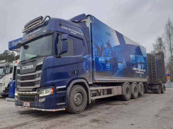 J Syrjämäen Scania R650
J Syrjämäki Oy:n Scania R650 turveyhdistelmä.
Avainsanat: Syrjämäki Scania R650 Neste