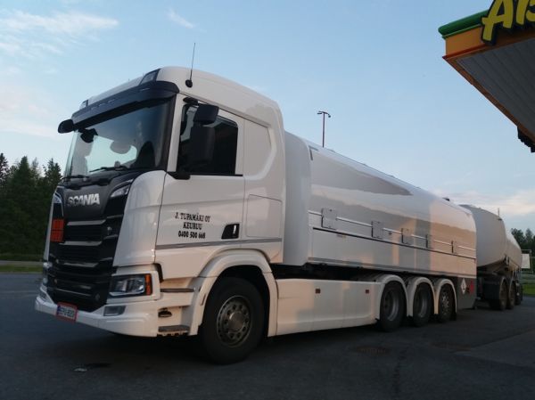 J Tupamäen Scania R520
J Tupamäki Oy:n Scania R520 säiliöyhdistelmä.
Avainsanat: Tupamäki Scania R520 ABC Hirvaskangas