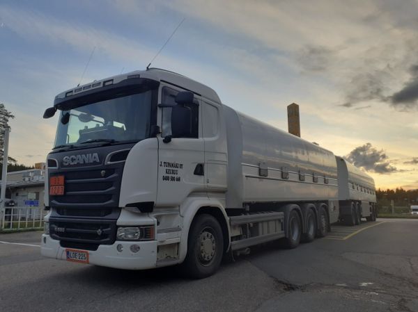 J Tupamäen Scania R580
J Tupamäki Oy:n Scania R580 säiliöyhdistelmä.
Avainsanat: Tupamäki Scania R580 Shell Hirvaskangas