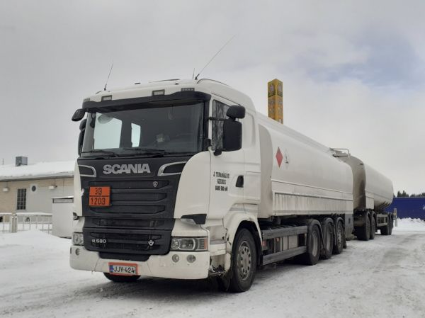 J Tupamäen Scania R580
J Tupamäki Oy:n Scania R580 säiliöyhdistelmä.
Avainsanat: Tupamäki Scania R580 Shell Hirvaskangas