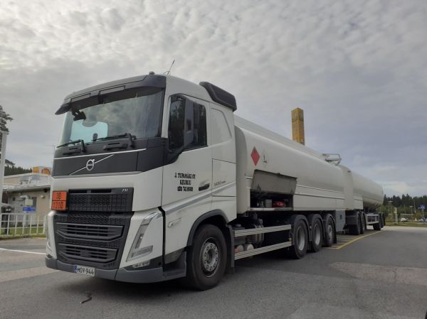 J Tupamäen Volvo FH500
J Tupamäki Oy:n Volvo FH500 säiliöyhdistelmä.
Avainsanat: Tupamäki Volvo FH500 Shell Hirvaskangas