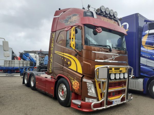 J Virtasen Volvo FH
J Virtasen Volvo FH rekkaveturi.
Avainsanat: Virtanen Volvo FH J.Virtanen Tahko25