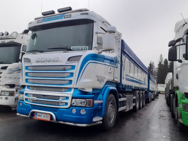 Jalasjärven Kuljetuksen Scania R580
Jalasjärven Kuljetuksen Scania R580
Avainsanat: JalasjärvenKuljetus Scania R580 ABC Hirvaskangas Mikko