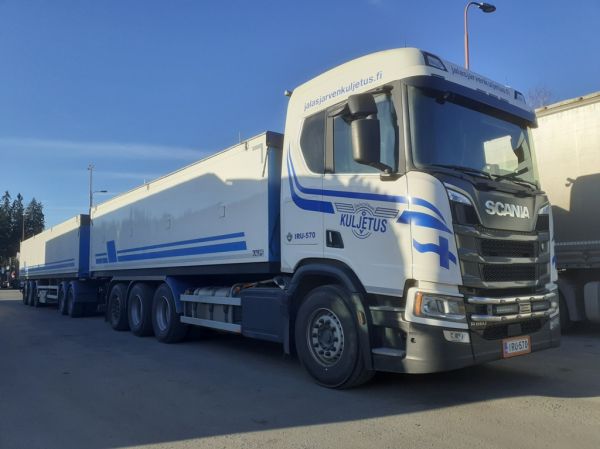 Jalasjärven Kuljetuksen Scania R660
Jalasjärven Kuljetus Oy:n Scania R660 täysperävaunuyhdistelmä.
Avainsanat: JalasjärvenKuljetus Scania R660 ABC Hirvaskangas