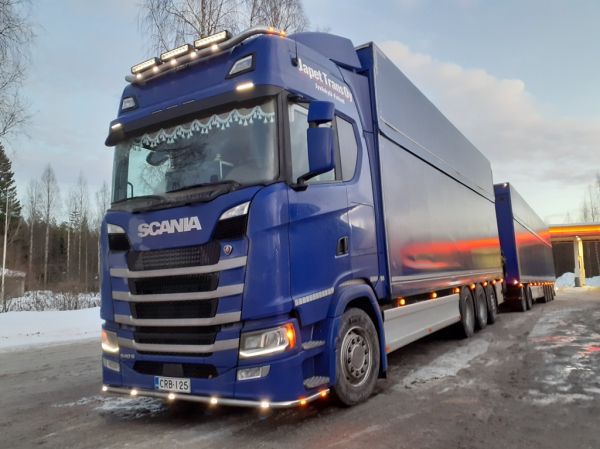 Japet Transin Scania 540S
Japet Trans Oy:n Scania 540S täysperävaunuyhdistelmä.
Avainsanat: Japet-Trans Scania 540S Shell Hirvaskangas