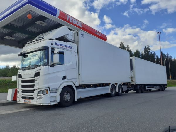 Japet Transin Scania R500
Japet Trans Oy:n Scania R500 täysperävaunuyhdistelmä.
Avainsanat: Japet-Trans Scania R500 ABC Hirvaskangas