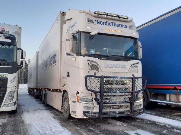 Japet Transin Scania S520
Japet Trans Oy:n Scania S520 täysperävaunuyhdistelmä.
Avainsanat: Japet Trans Scania S520 ABC Hirvaskangas Nordic Thermo