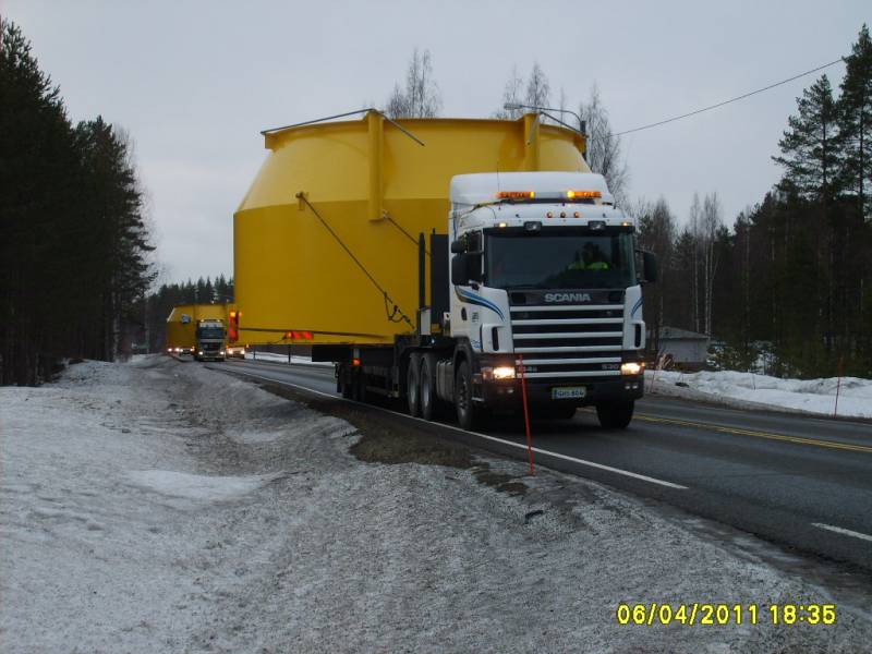 Jaru Kuljetuksen Scania 144
Jaru Kuljetus Ky:n Scania 144G puoliperävaunuyhdistelmä kyydissään kolmas Saarijärven säiliötuotteen tekemä Sodankylään menossa oleva säiliö
Avainsanat: Jaru Kuljetus Scania 144G 530 Erikoiskuljetus