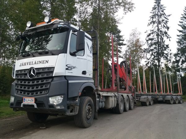 Kuljetusliike Järveläisen MB 3258 Arocs 
Kuljetusliike Järveläinen Oy:n MB 3258 Arocs puutavarayhdistelmä.
Avainsanat: Järveläinen MB 3258 Arocs Neste