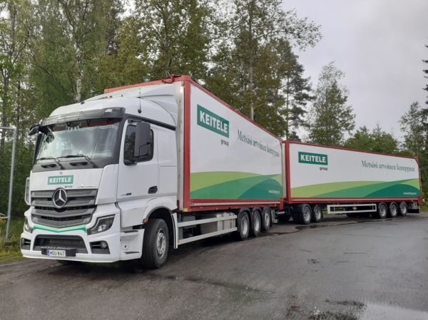 Kuljetusliike Järveläisen MB 3553 Actros
Kuljetusliike Järveläinen Oy:n MB 3553 Actros hakeyhdistelmä.
Avainsanat: Järveläinen MB 3553 Actros Keitele-Group Neste