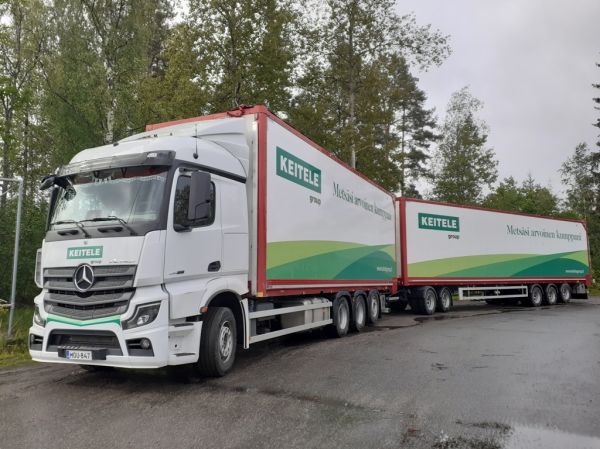 Kuljetusliike Järveläisen MB 3553 Actros
Kuljetusliike Järveläinen Oy:n MB 3553 Actros hakeyhdistelmä.
Avainsanat: Järveläinen MB 3553 Actros Keitele-Group