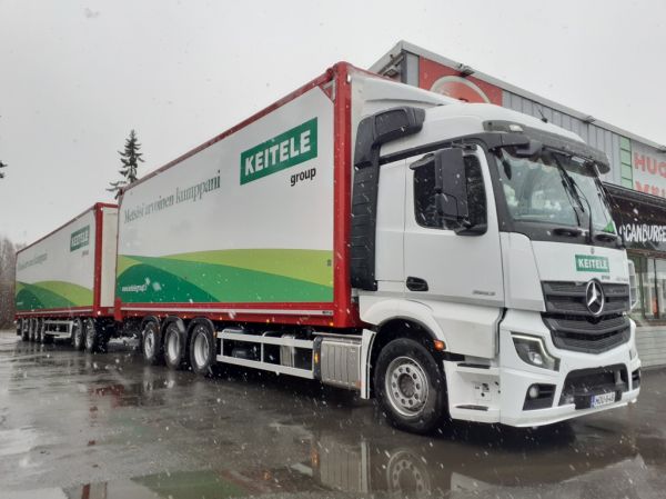 Kuljetusliike Järveläisen MB 3553 Actros
Kuljetusliike Järveläinen Oy:n MB 3553 Actros hakeyhdistelmä.
Avainsanat: Järveläinen MB 3553 Actros Keitele-Group Neste