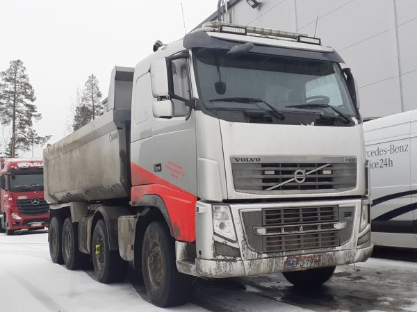 Järvi-Suomen Kattosaneerauksen Volvo FH16
Järvi-Suomen Kattosaneeraus Oy:n Volvo FH16 sora-auto.
Avainsanat: Järvi-Suomen Kattosaneeraus Volvo FH16