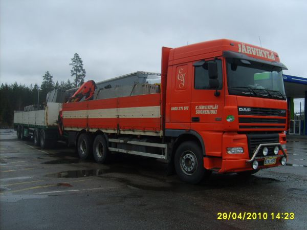 Kuljetusliike E Järvikylän  DAF XF 95.480 
E Järvikylä Ky:n nosturilla varustettu DAF XF 95.480 täysperävaunuyhdistelmä.
Avainsanat: Järvikylä DAF XF 95.480 Neste Jari-Pekka