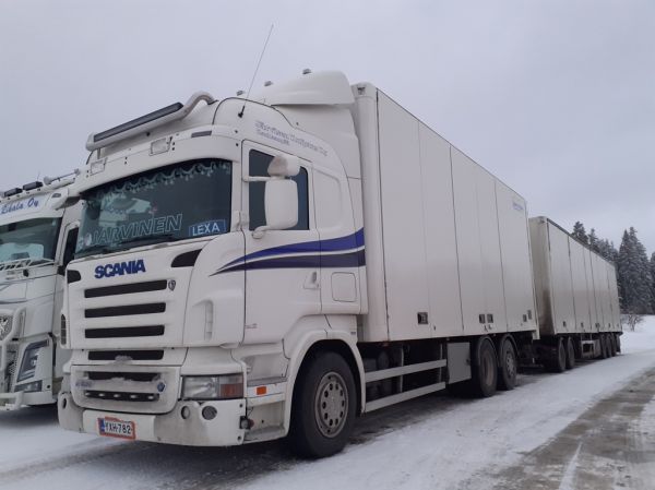 Järvisen Kuljetuksen Scania R500
Järvisen Kuljetus Ky:n Scania R500 täysperävaunuyhdistelmä.
Avainsanat: Järvinen Scania R500 ABC Hirvaskangas Lexa