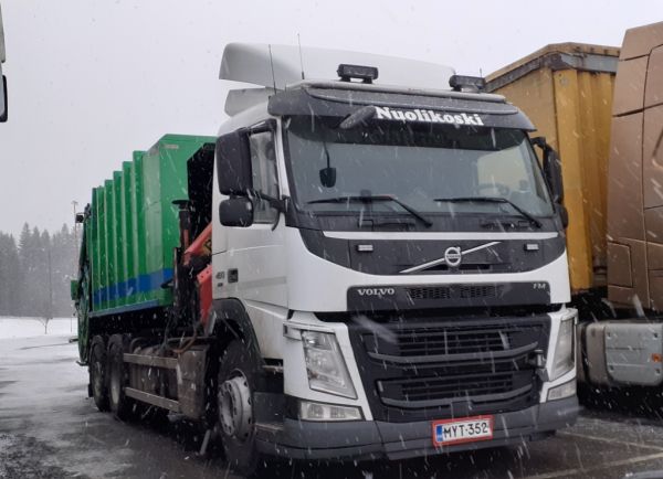 Jätehuolto P Nuolikosken Volvo FM460
Jätehuolto P Nuolikoski Oy:n nosturilla varustettu Volvo FM460 koukkulava-auto.
Avainsanat: Nuolikoski Volvo FM460 ABC Hirvaskangas