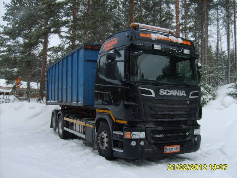 Nosto ja Kuljetus Jauhiaisen Scania R620 
Nosto ja Kuljetus Jauhiainen Ky:n Scania R620 koukkulava-auto.
Avainsanat: Jauhiainen Scania R620