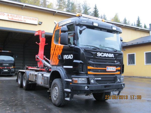 Nosto ja Kuljetus Jauhiaisen Scania G440 
Nosto ja Kuljetus Jauhiaisen Scania G440 koukkulava-auto.
Avainsanat: Jauhiainen Scania G440