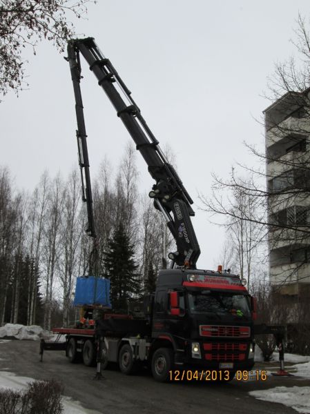 Nosto ja Kuljetus Jauhiaisen Terberg nostohommissa 12.4.2013
Nosto ja Kuljetus Jauhiainen Ky:n nosturilla varustettu Terberg nostamassa kattohuoparullia kerrostalon katolle Suolahdessa 12.4.2013.
Avainsanat: Jauhiainen Terberg