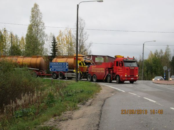 Javanainen hinaa Rahtiautojen Volvoa 23.9.2013
Hinaus Javanaisen Scania 143 hinausauto hinaa kolarissa vaurioitunutta Laukaan Rahtiautojen Volvo FH säiliöyhdistelmää kohti Laukaata.
Avainsanat: Laukaanrahtiautot Volvo FH Javanainen Scania 143 18