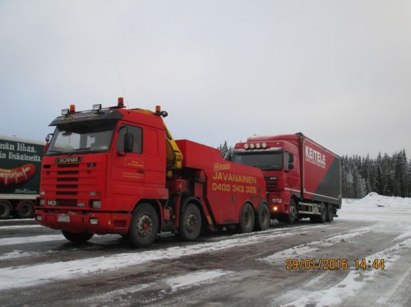 Hinaus Javanaisen Scania 143+Kuljetusliike Järveläisen DAF XF105.460
Hinaus Javanaisen Scania 143 hinausauto ja Kuljetusliike Järveläinen Oy:n DAF XF105.460 hakeauto.
Avainsanat: Javanainen Scania 143 Järveläinen DAF XF 150.460 ABC Hirvaskangas Keitele-Forest