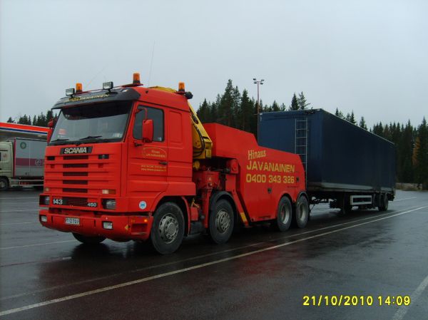 Hinaus Javanaisen Scania 143 ja Minkkisen perävaunu
Hinaus Javanaisen nosturilla varustettu Scania  143 hinausauto ja tulipalossa vaurioitunut K Minkkisen b-junan perävaunu.
Avainsanat: Javanainen Minkkinen Scania 143 ABC Hirvaskangas B-Juna