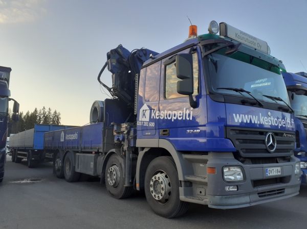 Joensuun Kourutuotteen MB 3248 Actros
Joensuun Kourutuote Oy:n nosturilla varustettu MB 3248 Actors täysperävaunuyhdistelmä.
Avainsanat: Kourutuote Kestopelti MB 3248 Actros ABC Hirvaskangas